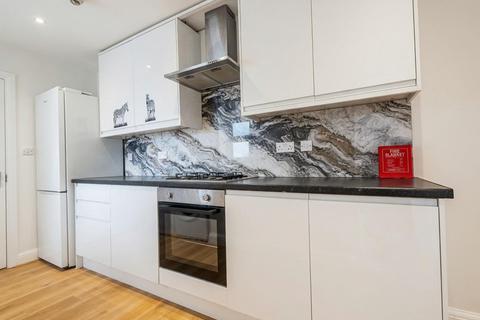 2 bedroom flat to rent, High Road, London
