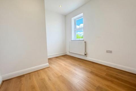 2 bedroom flat to rent, High Road, London