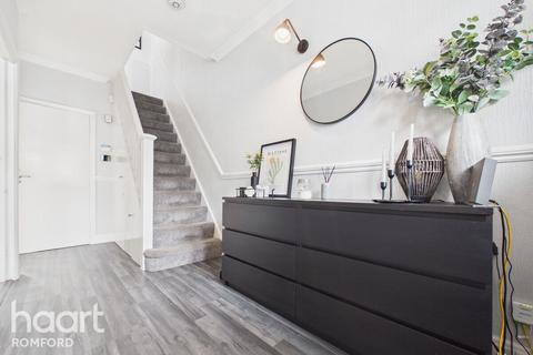 4 bedroom terraced house for sale, Melton Gardens, Romford