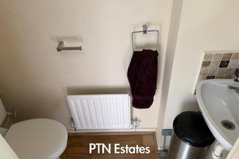 3 bedroom semi-detached house to rent, Richardson Drive, Stourbridge