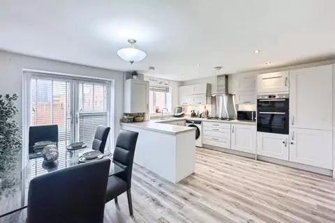 4 bedroom semi-detached house for sale - View 2