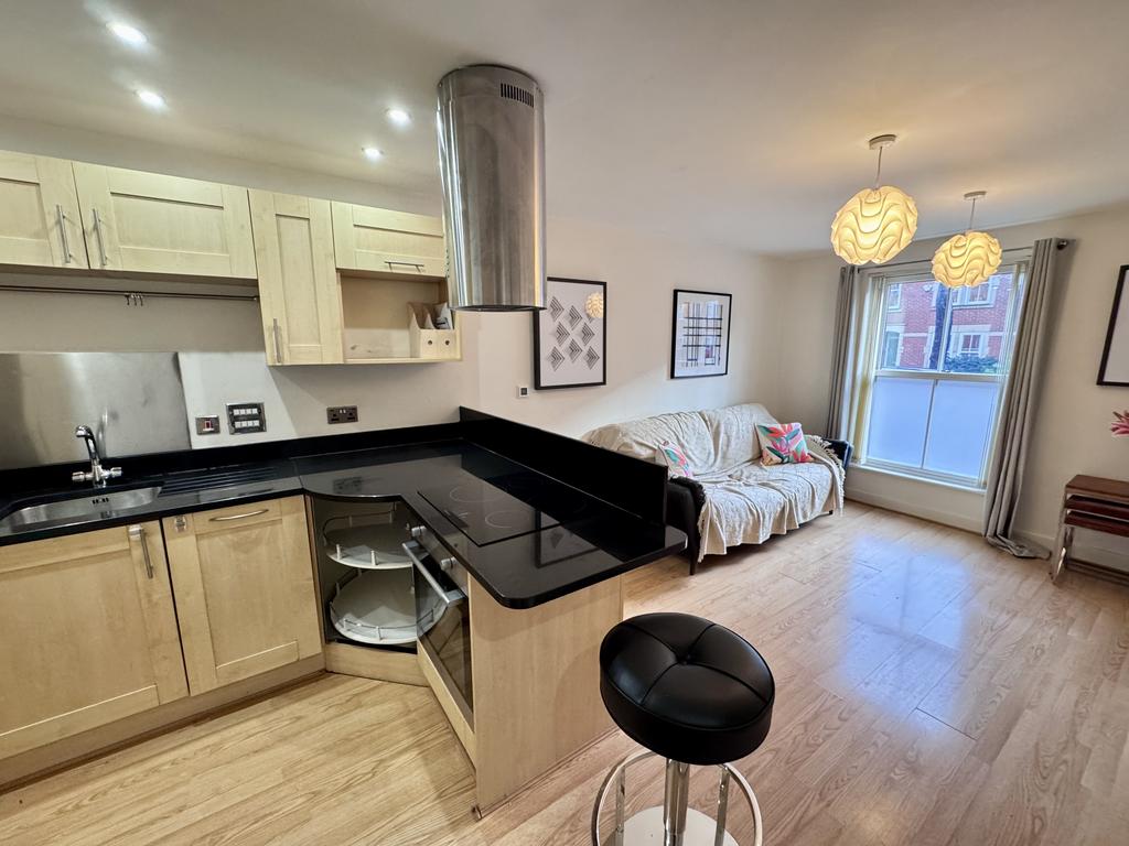 Apartment in Nottingham, The Park, Nottinghamshire - View 2