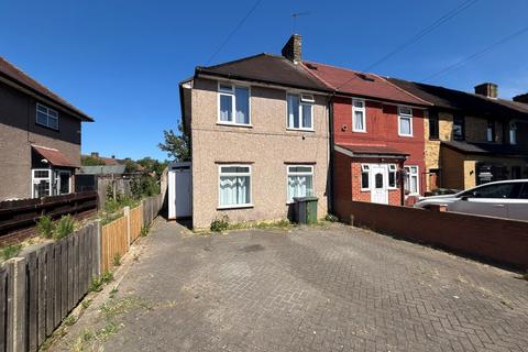 3 bedroom end of terrace house to rent, Bennetts Castle Lane, Dagenham, RM8