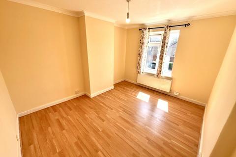 3 bedroom end of terrace house to rent, Bennetts Castle Lane, Dagenham, RM8