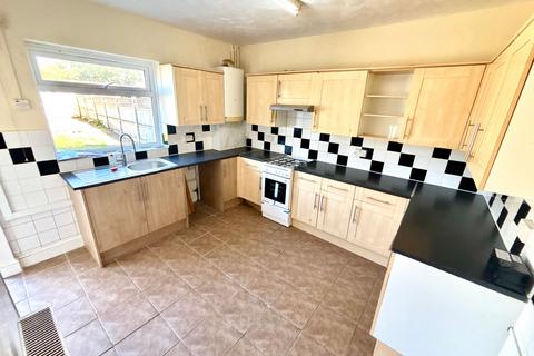 3 bedroom end of terrace house to rent, Bennetts Castle Lane, Dagenham, RM8