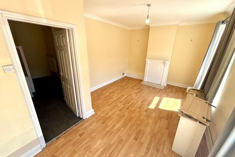 3 bedroom end of terrace house to rent, Bennetts Castle Lane, Dagenham, RM8