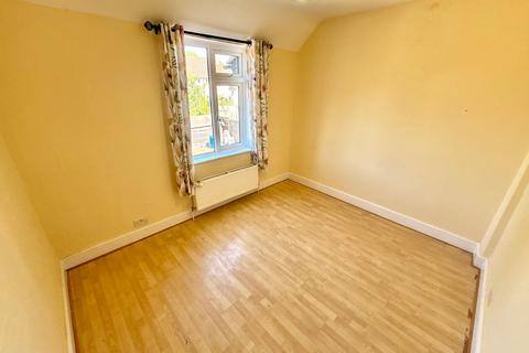3 bedroom end of terrace house to rent, Bennetts Castle Lane, Dagenham, RM8