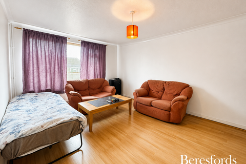 2 bedroom maisonette to rent, Suffolk Close, Colchester, CO4