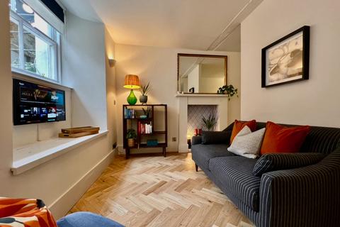 Studio to rent, Dundas Street, New Town, Edinburgh, EH3