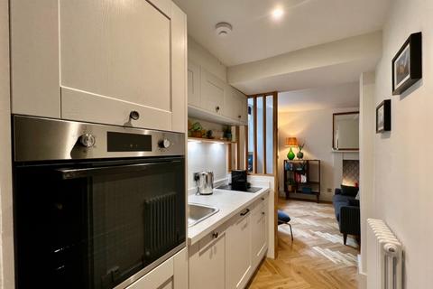 Studio to rent, Dundas Street, New Town, Edinburgh, EH3