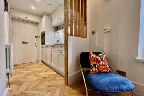 Studio to rent, Dundas Street, New Town, Edinburgh, EH3
