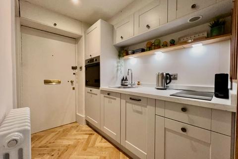 Studio to rent, Dundas Street, New Town, Edinburgh, EH3