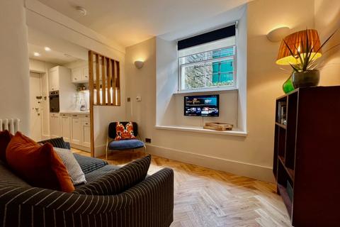 Studio to rent, Dundas Street, New Town, Edinburgh, EH3