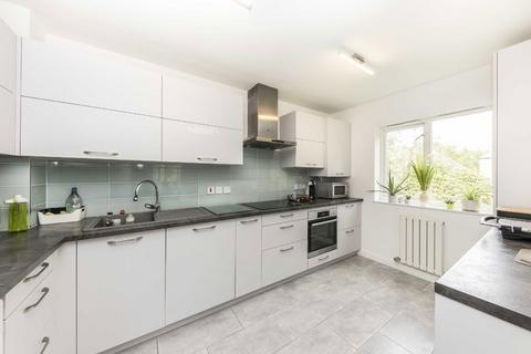 2 bedroom flat to rent, Plough Way, London SE16