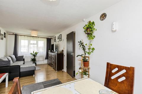 2 bedroom flat for sale, Britten Close, Crawley