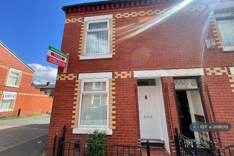3 bedroom end of terrace house to rent, Dollond St, Manchester, M9