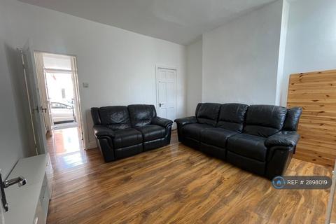 3 bedroom end of terrace house to rent, Dollond St, Manchester, M9