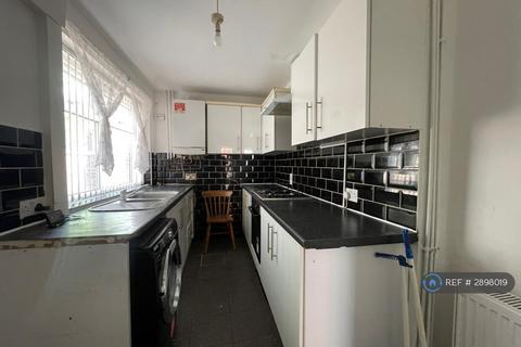 3 bedroom end of terrace house to rent, Dollond St, Manchester, M9