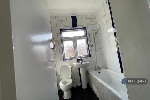 3 bedroom end of terrace house to rent, Dollond St, Manchester, M9