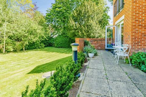 2 bedroom flat for sale, Stafford Road, Caterham, Surrey, CR3