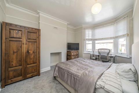 2 bedroom flat for sale, Clifden Road, Brentford TW8