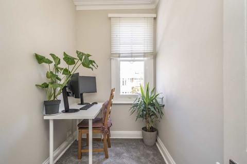 2 bedroom flat for sale, Clifden Road, Brentford TW8