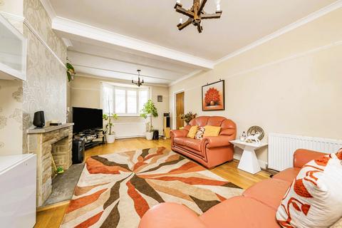 4 bedroom semi-detached house to rent, Bennett's avenue, Greenford UB6