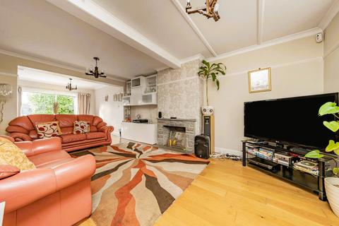 4 bedroom semi-detached house to rent, Bennett's avenue, Greenford UB6