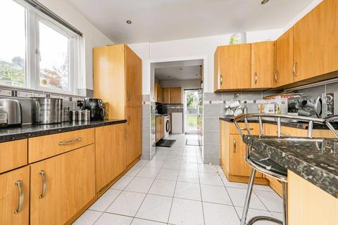 4 bedroom semi-detached house to rent, Bennett's avenue, Greenford UB6