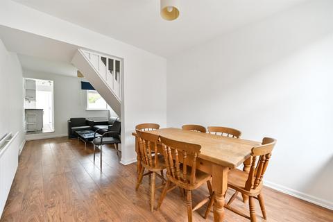 2 bedroom terraced house to rent, Blenheim Gardens, Reading, RG1
