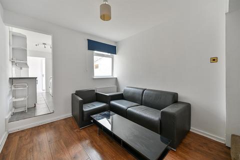 2 bedroom terraced house to rent, Blenheim Gardens, Reading, RG1