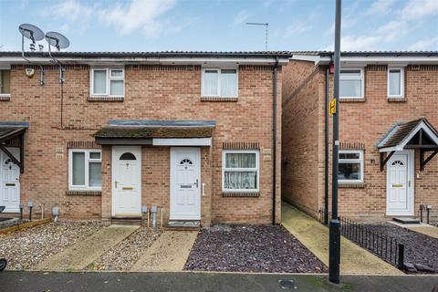 2 bedroom end of terrace house to rent, Frogmore Close, Slough