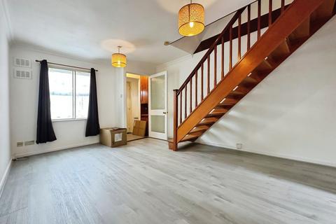 2 bedroom end of terrace house to rent, Frogmore Close, Slough