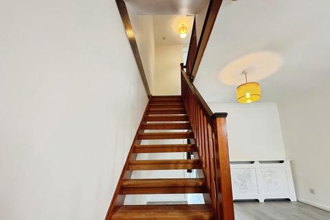 2 bedroom end of terrace house to rent, Frogmore Close, Slough