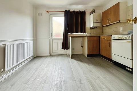 2 bedroom end of terrace house to rent, Frogmore Close, Slough