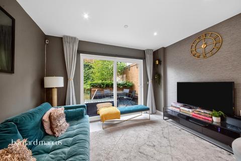 3 bedroom ground floor flat for sale, Sorrel Mead, London