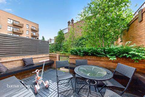 3 bedroom ground floor flat for sale, Sorrel Mead, London