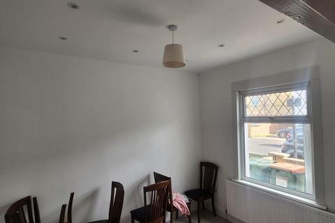 2 bedroom house to rent, Roman Road, London E6