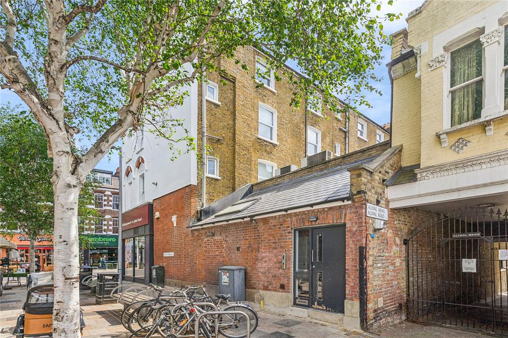 St. John's Road, London, SW11 2 bed apartment to rent - £2,550 pcm (£ ...