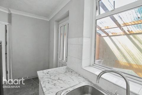 3 bedroom end of terrace house to rent, Goresbrook Road, Dagenham