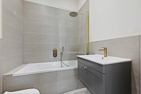 1 bedroom flat for sale, Avenue Gardens, London, W3