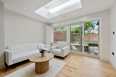 2 bedroom flat for sale, Avenue Gardens, London, W3