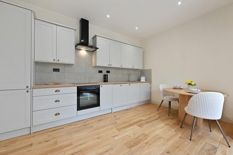 2 bedroom flat for sale, Avenue Gardens, London, W3