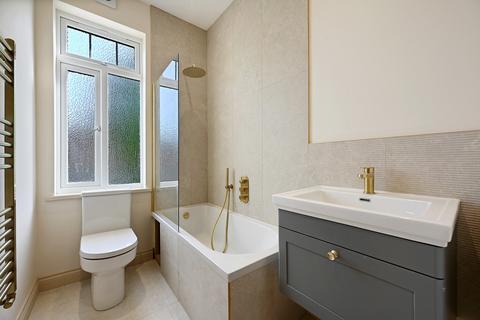 1 bedroom flat for sale, Avenue Gardens, London, W3