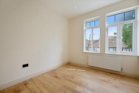 1 bedroom flat for sale, Avenue Gardens, London, W3