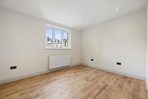 2 bedroom flat for sale, Avenue Gardens, London, W3
