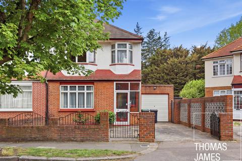 3 bedroom end of terrace house for sale, Hereward Gardens, London, N13