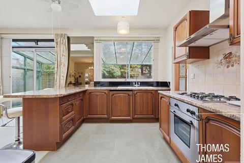 3 bedroom end of terrace house for sale, Hereward Gardens, London, N13