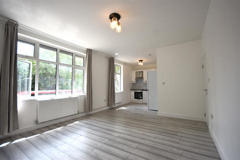 3 bedroom flat to rent, London Road, Isleworth