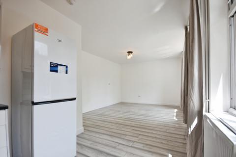 3 bedroom flat to rent, London Road, Isleworth